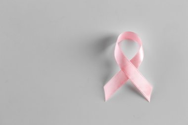 Pembe kurdele beyaz izole işareti