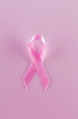 Pembe kurdele beyaz izole işareti