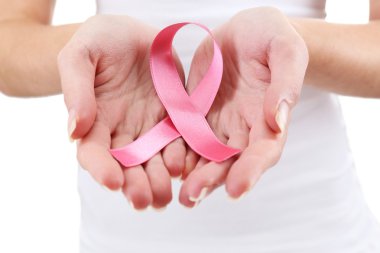 Erkek holding pembe kurdele işareti, closeup eller