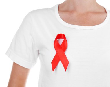 Kırmızı kurdele işareti üzerinde beyaz izole kadın gömleği