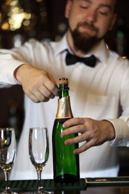 Yakışıklı barmen portresi  