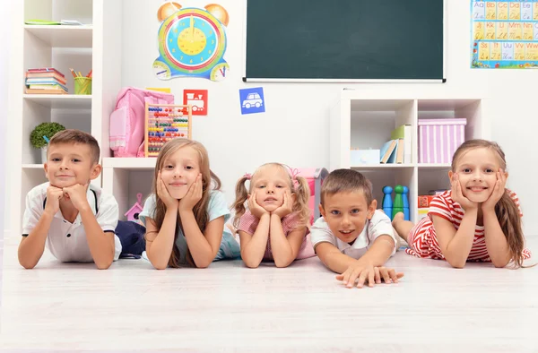 Rij van kinderen in de klas — Stockfoto