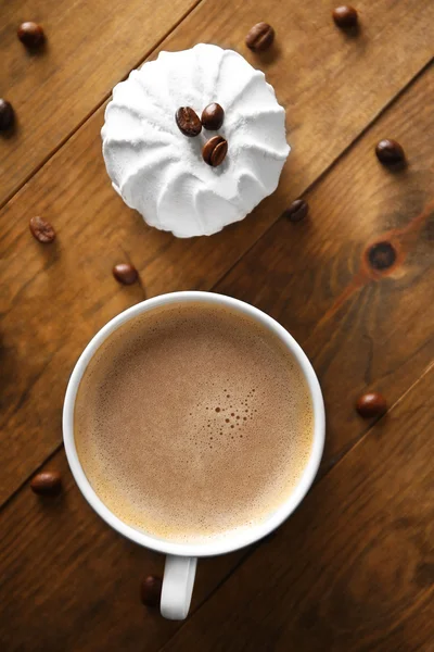 Xícara de café com zephyr e feijão na mesa de madeira, vista superior — Fotografia de Stock