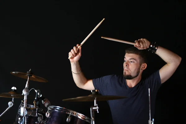 Schlagzeuger spielt Schlagzeug — Stockfoto