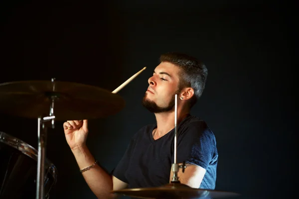 Drummer playing drums — Stock Photo, Image