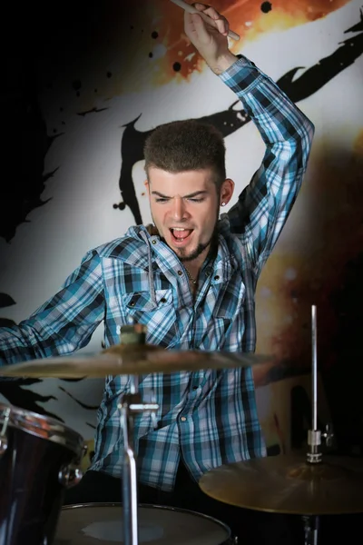 Opgewonden drummer op achtergrond — Stockfoto