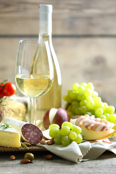 İtalyan yemek ve şarap türleri ile natürmort — Stok fotoğraf