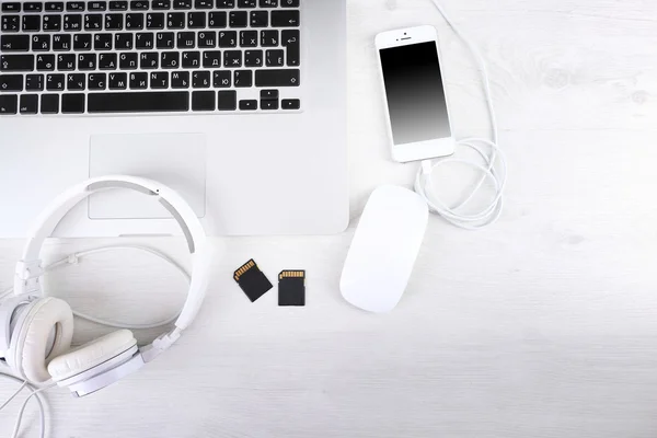 Periféricos de ordenador y accesorios para ordenador portátil sobre fondo de madera blanco — Foto de Stock