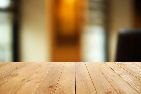 Деревянный стол с абстрактным размытым фоном — стоковое фото