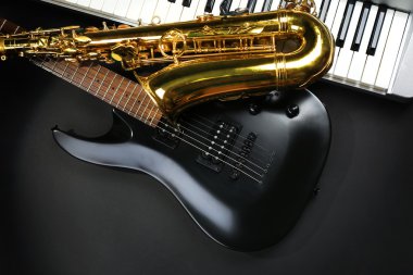 Koyu arka plan üzerinde müzik aletleri