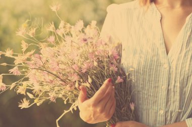 Sazlık arka plan üzerinde çiçekler buket eller