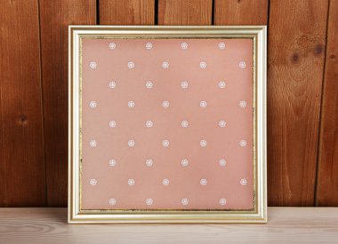 ahşap zemin üzerinde yaşlı çerçeve