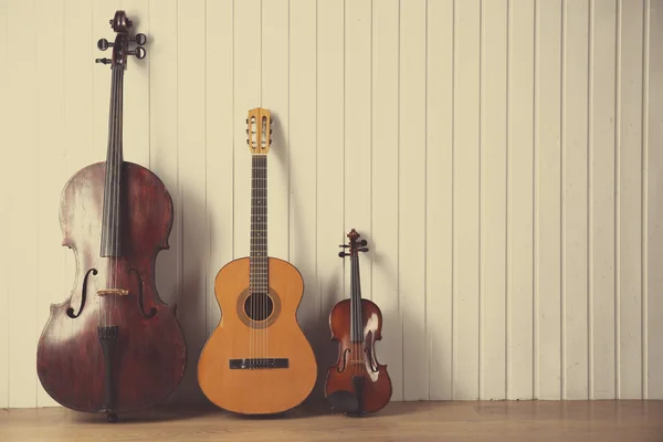 Muziekinstrumenten op houten planken achtergrond — Stockfoto