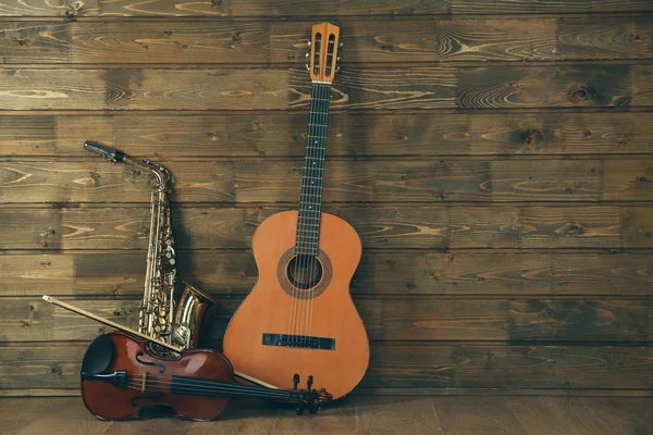 Instrumentos musicais em pranchas de madeira fundo — Fotografia de Stock