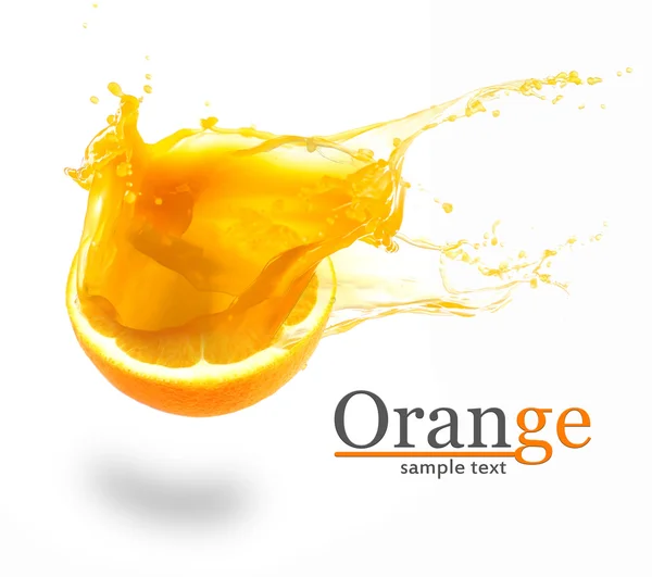Pomerančový džus vystřikuje izolované na bílém — Stock fotografie