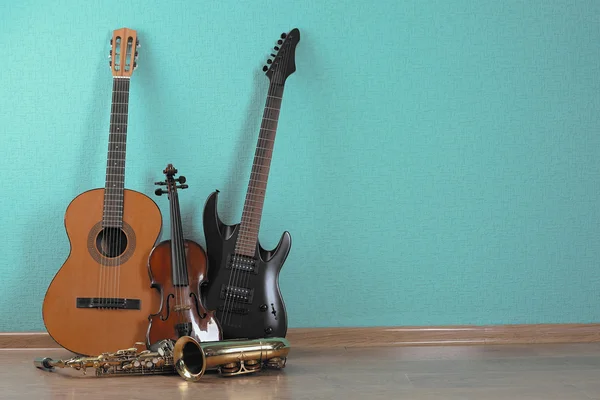 Instrumentos musicais sobre fundo papel de parede turquesa — Fotografia de Stock