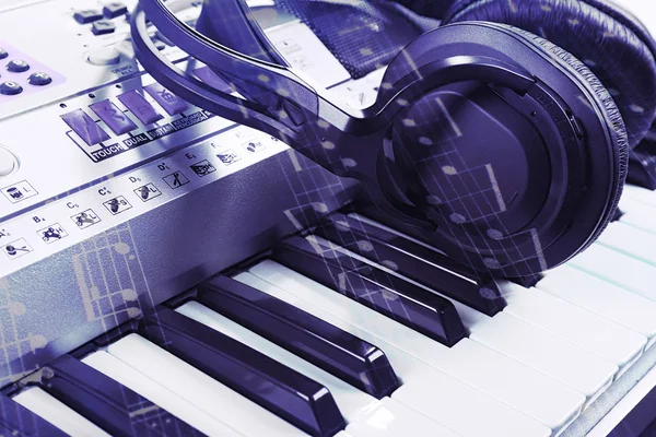 Hörlurar på synthesizer närbild — Stockfoto