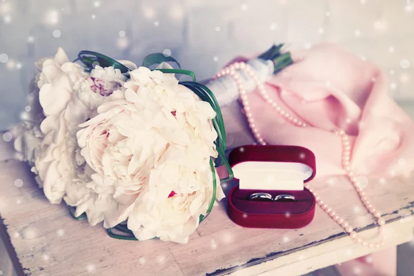 Krásné svatební kytice na dřevěný povrch na světlé zdi pozadí — Stock fotografie
