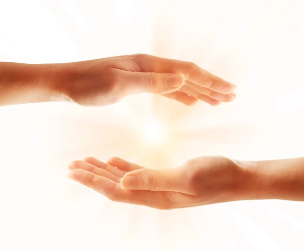 İnsan eli ile üzerine beyaz izole ışık — Stok fotoğraf