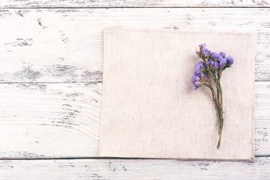 peçete ahşap arka plan üzerinde güzel kuru çiçekler