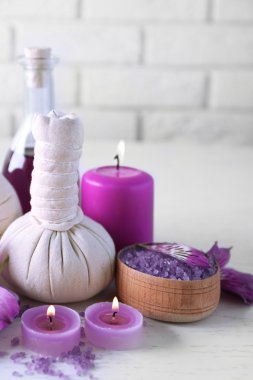 kaplıca tedavisi Beyaz ahşap masa üzerinde güzel kompozisyon