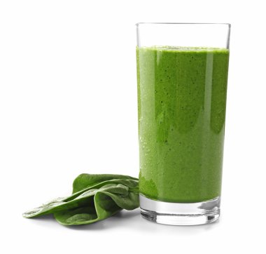 Bardak ıspanak suyu üzerinde beyaz izole