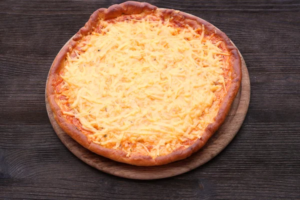 Pizza de queijo saboroso na mesa de perto — Fotografia de Stock