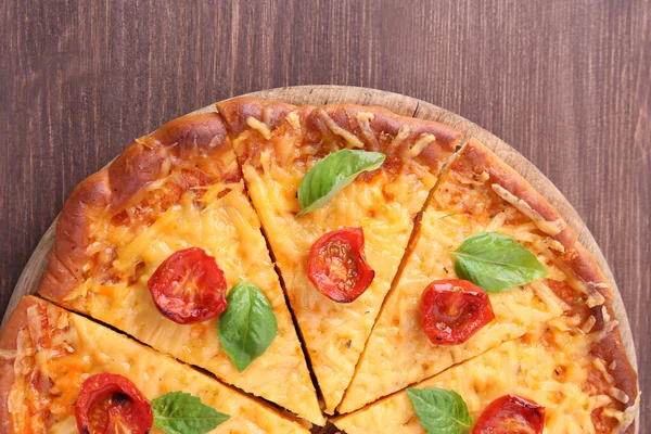 Pizza al formaggio con basilico e pomodorini — Foto Stock