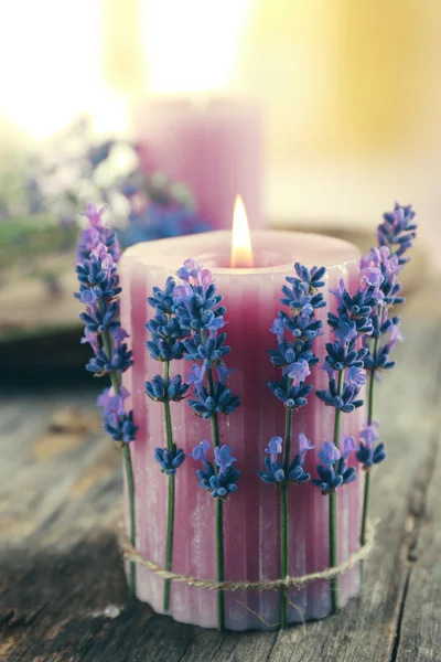 Velas com flores de lavanda na mesa de perto — Fotografia de Stock