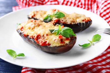 Patlıcan domates ve peynirle kırmızı peçete, closeup üzerinde beyaz tabakta yemek