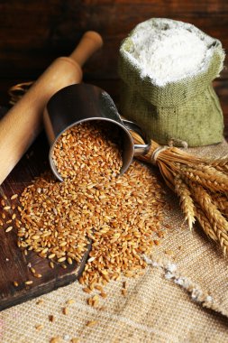 Un ve buğday ahşap arka plan üzerinde