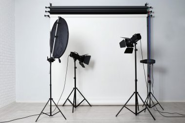 Işık ekipmanlı fotoğraf stüdyosu