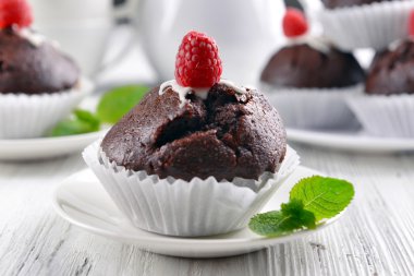 Lezzetli çikolatalı kek ahududu tablo ile yakın çekim