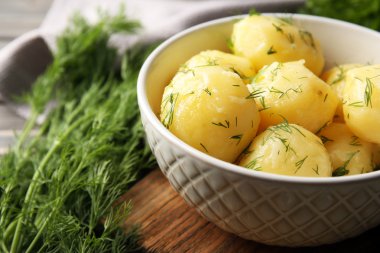 Masada bir kapta yeşillikleri ile haşlanmış patates yakın çekim