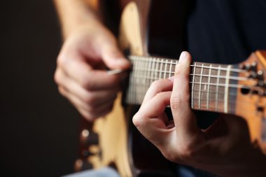Genç müzisyen akustik gitar çalmak yakın çekim
