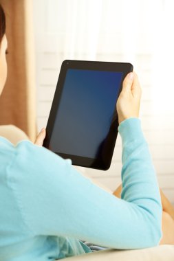 Kadın el PC tablet tutarak