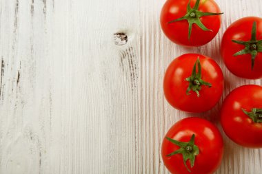 ahşap arka plan üzerinde kırmızı domates