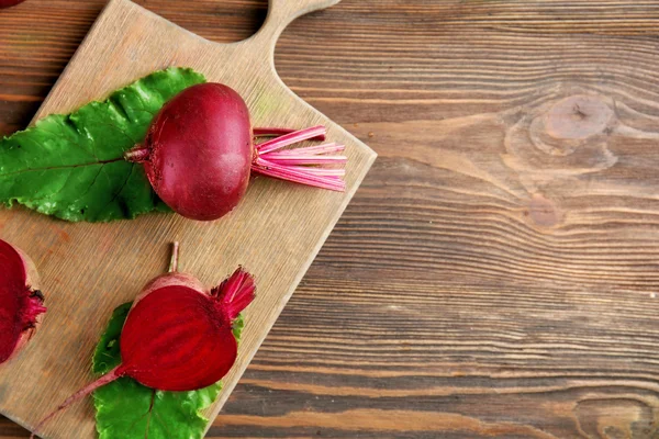 Young beets with leaves on wooden table close up — Stock Photo, Image