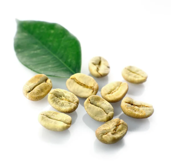 Heap of green coffee beans with leaf isolated on white — Stock Photo, Image