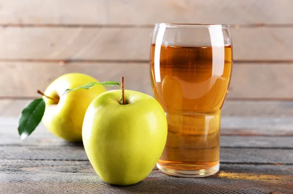 Bicchiere di succo di mela su sfondo di legno — Foto Stock