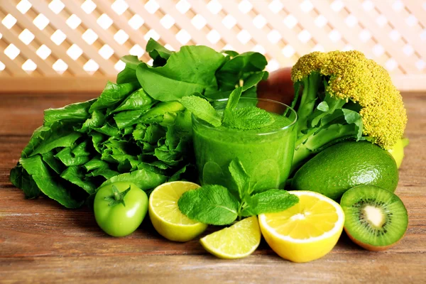 Groene gezond vruchtensap met groenten en fruit op houten tafel close-up — Stockfoto