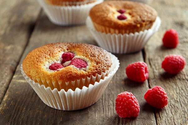 Delicioso cupcake con bayas en la mesa de madera de cerca —  Fotos de Stock