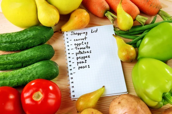 Yığın meyve ve sebzelerin alışveriş listesine tablo ile yakın çekim — Stok fotoğraf