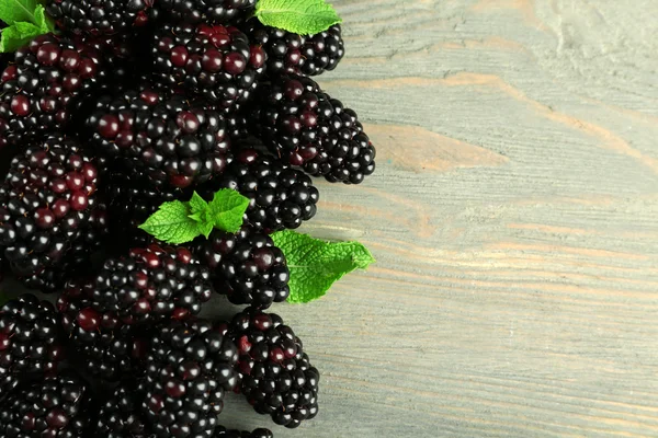 Tas de mûres sucrées avec menthe sur table en bois fermer — Photo