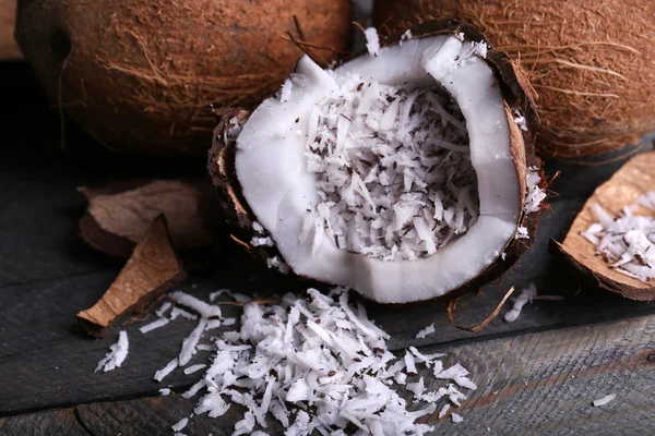 Kokos spån i kokos på trä bakgrund — Stockfoto