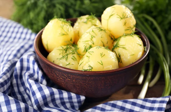 Gekochte Kartoffeln mit Gemüse in Schüssel auf dem Tisch in Großaufnahme — Stockfoto