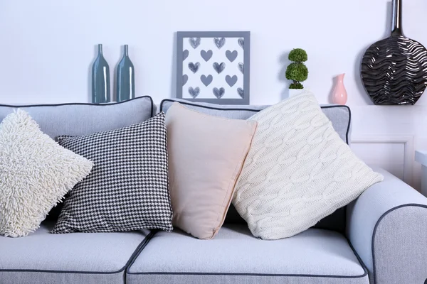 Hermoso salón moderno con sofá gris — Foto de Stock