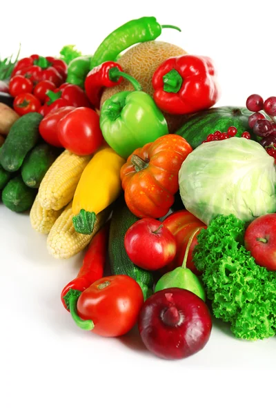 Composición con frutas y verduras frescas aisladas sobre blanco — Foto de Stock