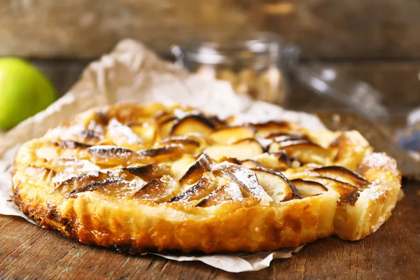 Tarta de manzana casera sobre tabla de cortar sobre fondo de madera — Foto de Stock