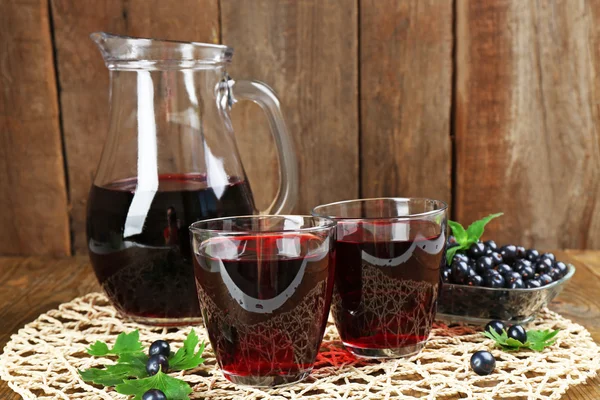 Jugo de grosella fresca con bayas en la mesa de cerca — Foto de Stock